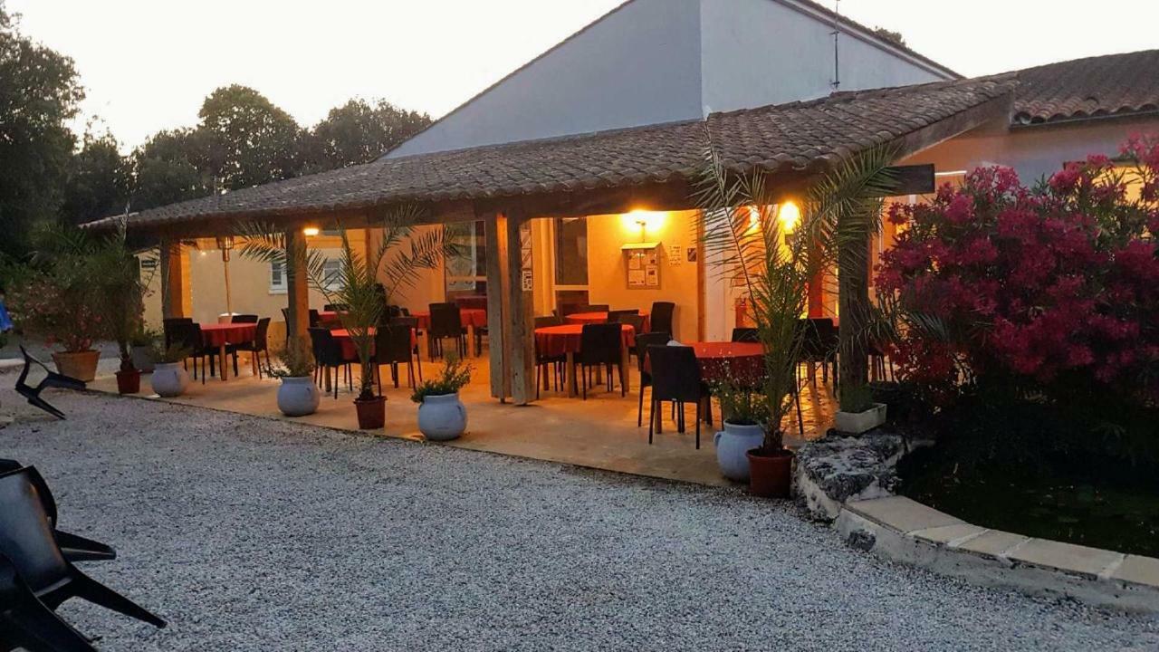 Les Chenes Verts Saint-Savinien Esterno foto